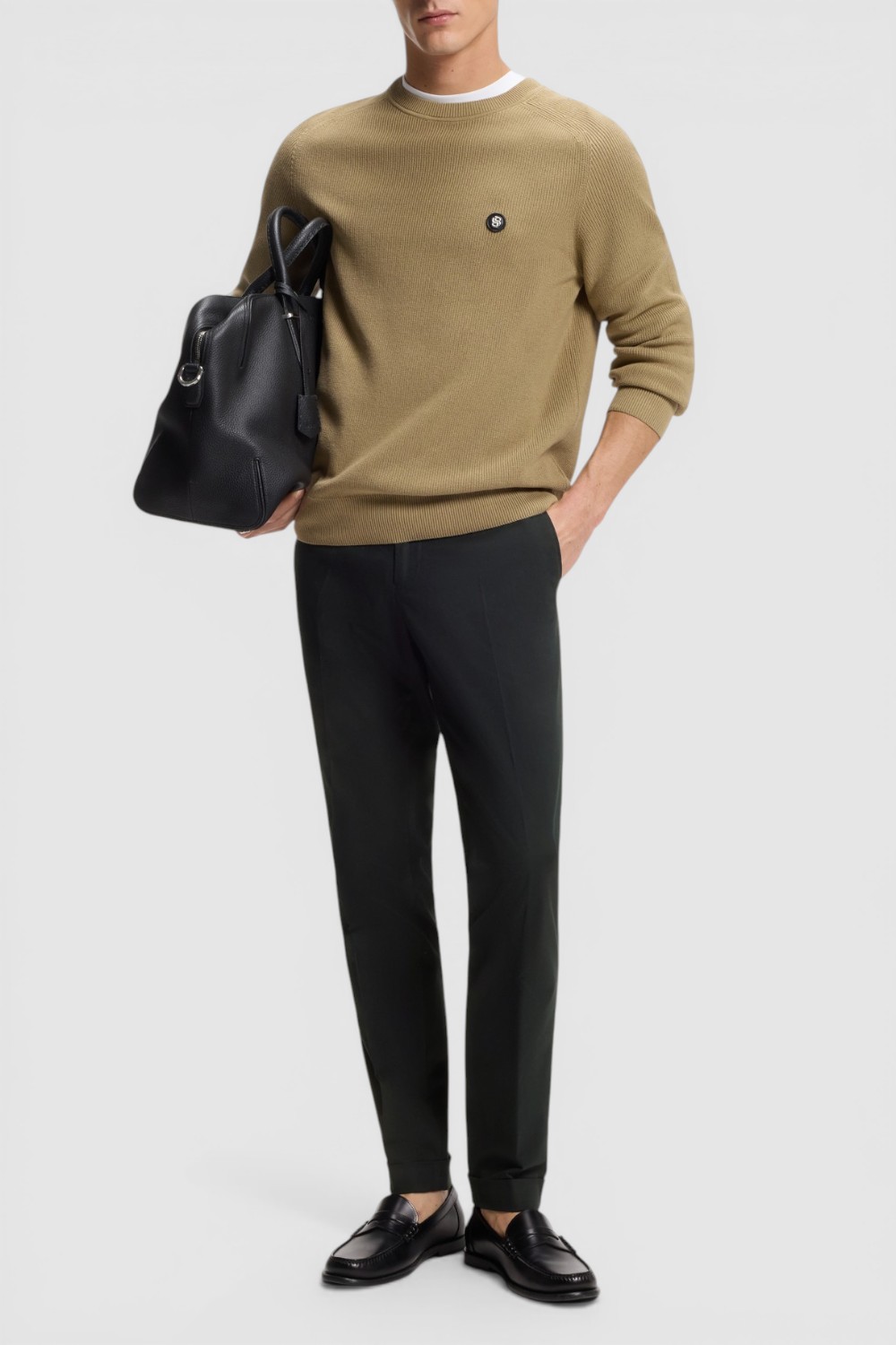 תמונת כל הלוק של מכנסיים ארוכים